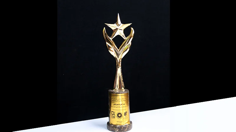اهدای تندیس ملی رضایتمندی مشتری به آموزشگاه کندو 3